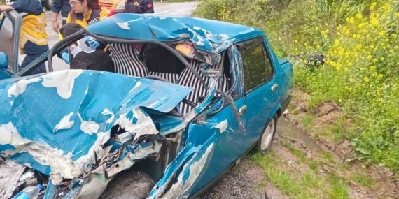 Tıra çarpan Fiat Tofaş otomobil kağıt gibi ezildi