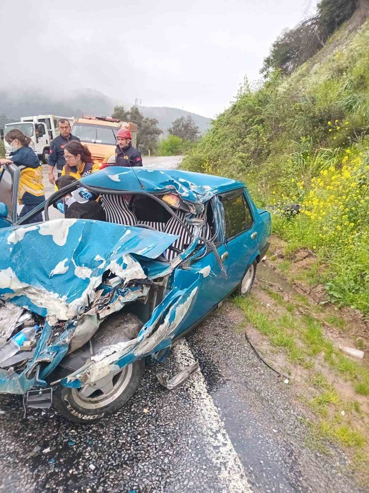 Tıra çarpan Fiat Tofaş otomobil kağıt gibi ezildi