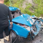 Tıra çarpan Fiat Tofaş otomobil kağıt gibi ezildi 1 Tıra çarpan Fiat Tofaş otomobil kağıt gibi ezildi