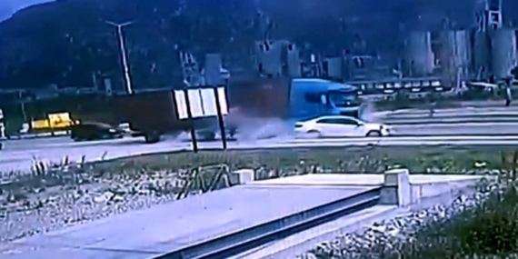 Tırın çarptığı otomobil metrelerce sürüklendi