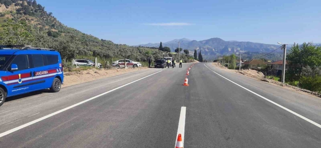 trafik kurallarina uymayan suruculer jandarmadan kacamadi 68e61e23b3e8