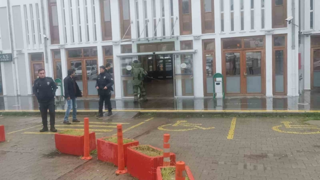 tren garinda unutulan valiz panige neden oldu bina bosaltildi 4f9d4a3f17ee