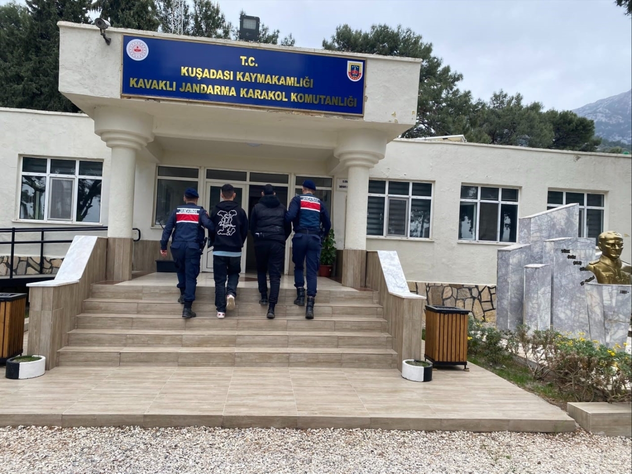 Yunanistan’a yüzerek geçmeye çalışırken yakalandılar