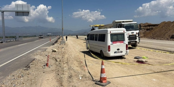 Geri Manevra Yapan Servis Aracı İşçiye Çarptı: 1 Ölü