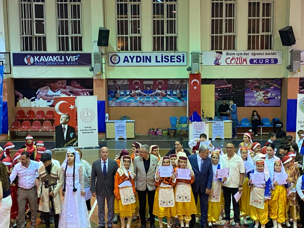 Uluslararası Halk Dansları Festivali’nde Kültürlerin Renkli Buluşması 6 WhatsApp Image 2025 05 22 at 18.45.40