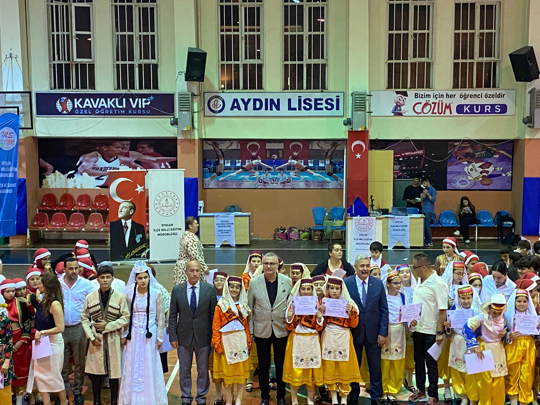 Uluslararası Halk Dansları Festivali’nde Kültürlerin Renkli Buluşması