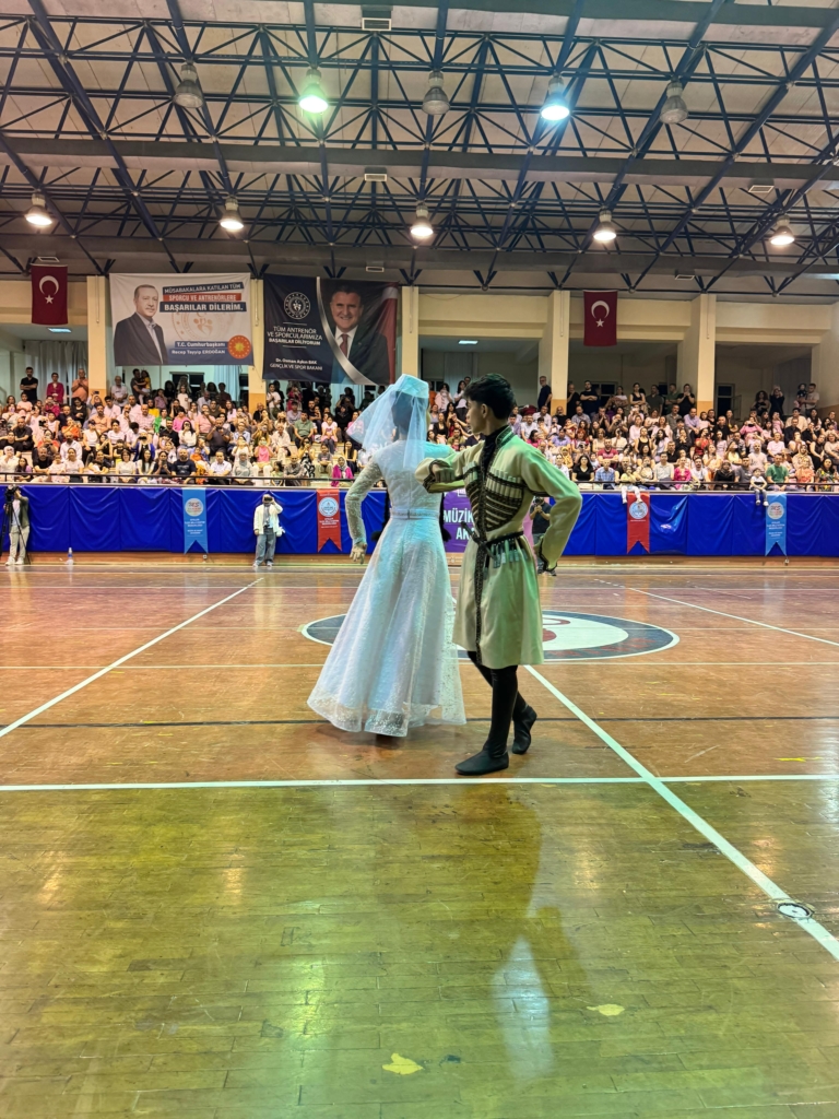 Uluslararası Halk Dansları Festivali’nde Kültürlerin Renkli Buluşması 9 WhatsApp Image 2025 05 22 at 18.49.05 1