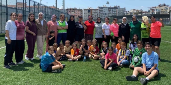 Anneler çocukları için sahaya çıktı