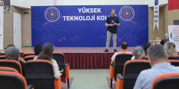 Aydın’da eğitimcilere ‘yapay zeka araçlarının kullanımı’ semineri