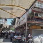Aydın’da oğul çıkaran arı kolonisi pazar tezgahına kondu 1 Aydın’da oğul çıkaran arı kolonisi pazar tezgahına kondu