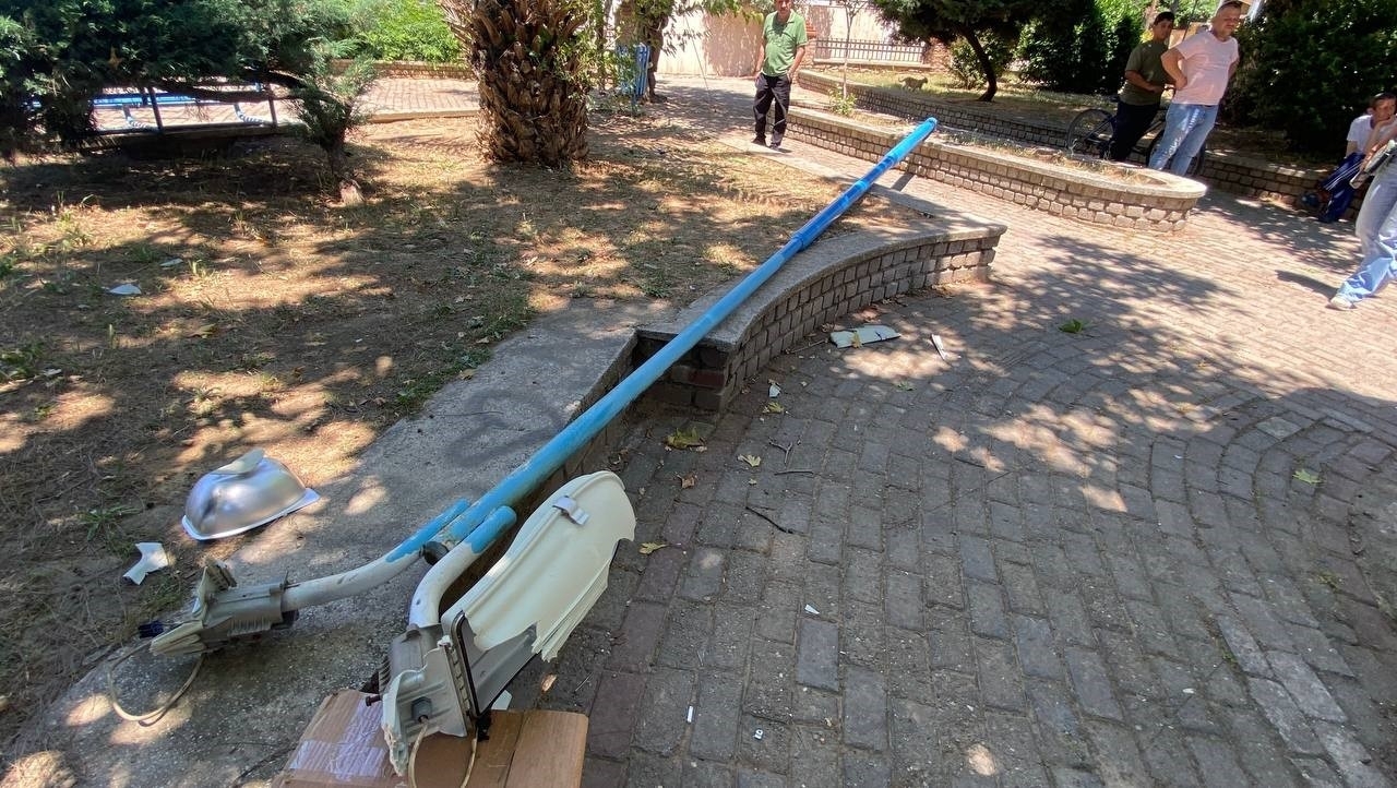 Aydın’da parkta oturan şahıslar ölümden döndü: 2 yaralı