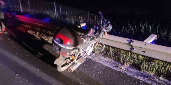 Bariyerlere sıkışmış motosikleti trafik ekiplerinin dikkati ortaya çıkardı