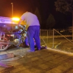 Bariyerlere sıkışmış motosikleti trafik ekiplerinin dikkati ortaya çıkardı 1 Bariyerlere sıkışmış motosikleti trafik ekiplerinin dikkati ortaya çıkardı