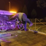 Bariyerlere sıkışmış motosikleti trafik ekiplerinin dikkati ortaya çıkardı 2 Bariyerlere sıkışmış motosikleti trafik ekiplerinin dikkati ortaya çıkardı