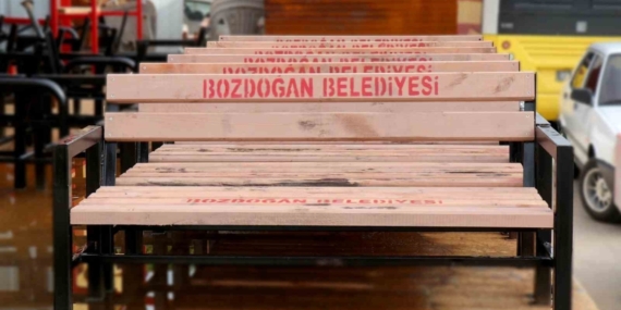 Bozdoğan Belediyesi bankları ve durakları kendi imkânlarıyla üretiyor