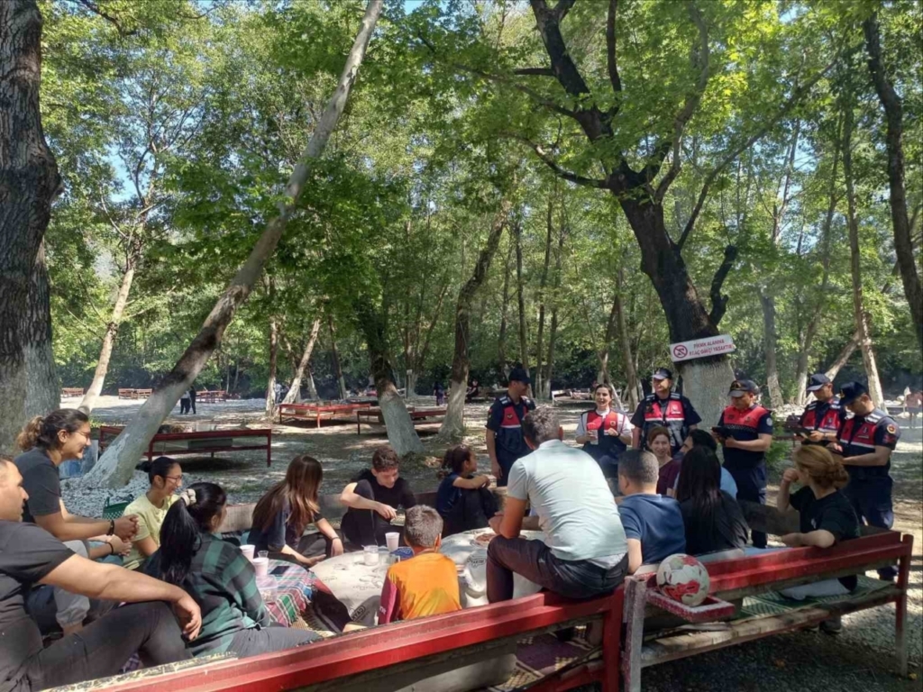 bozdoganda jandarma ekiplerinden bilgilendirici devriye 82f0b5bc04c6