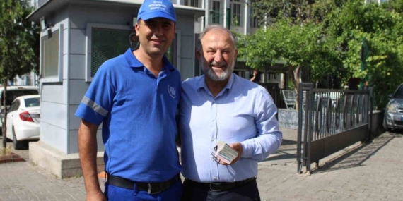 Bulduğu para dolu poşeti, hiç düşünmeden sahibine teslim etti
