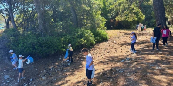 Büyükler kirletti küçükler temizledi