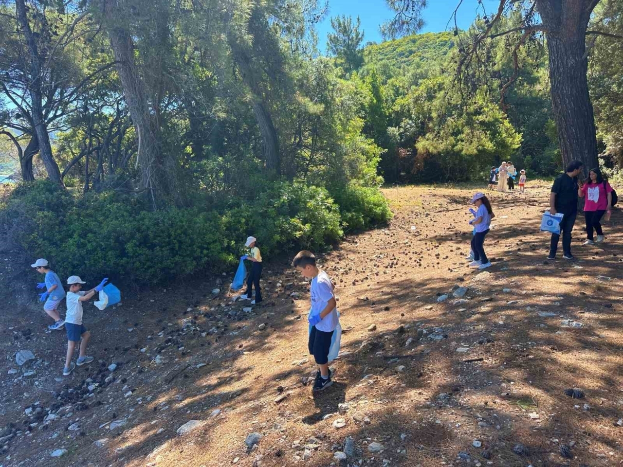 Büyükler kirletti küçükler temizledi