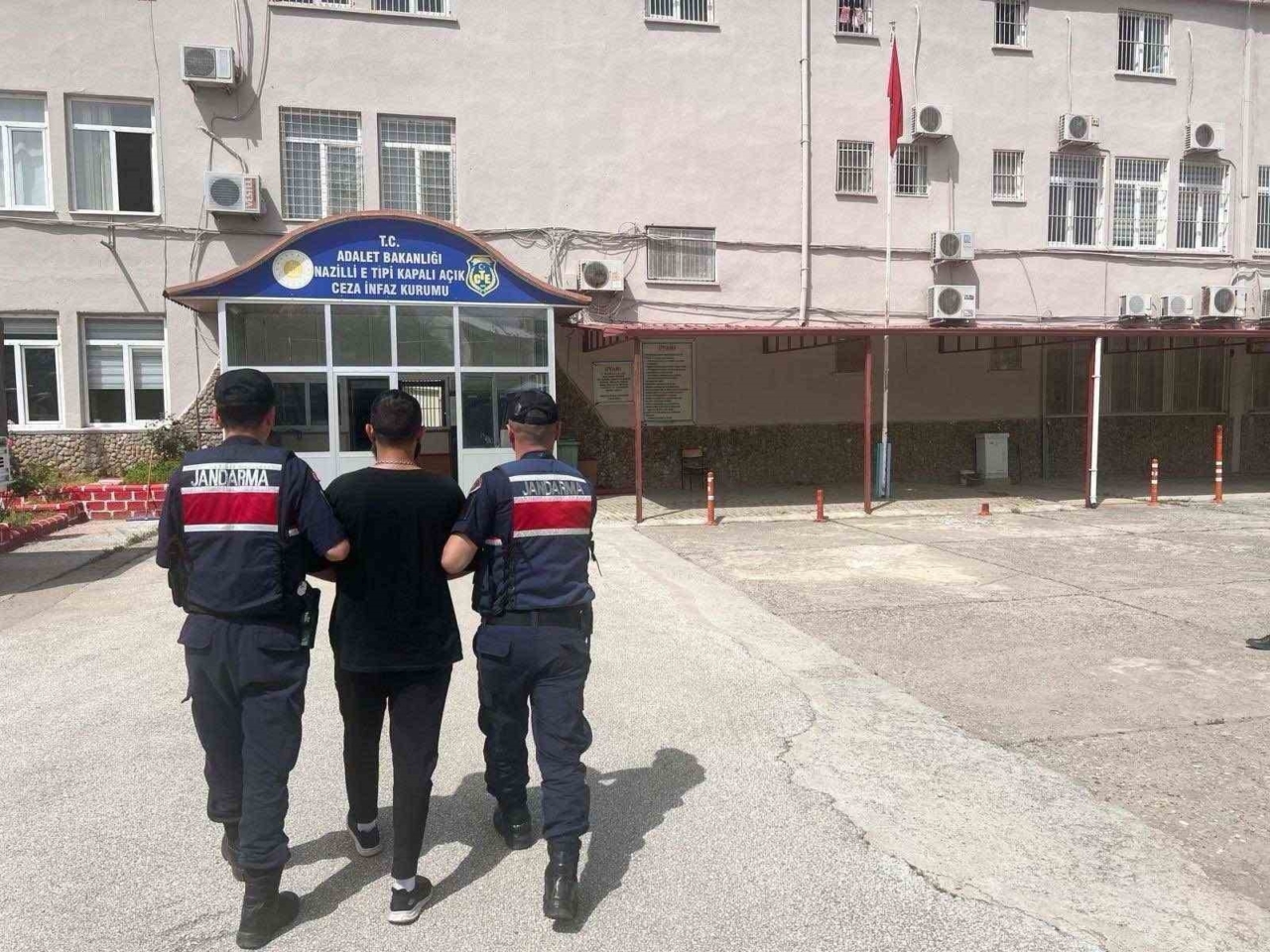 Çeşitli suçlardan aranan şahıslar Nazilli’de yakalandı 1 cesitli suclardan aranan sahislar nazillide yakalandi 4000fe6712e4