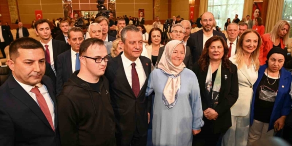 CHP Genel Başkanı Özel, Kuşadası’nda otizmli bireyler ve aileleri ile buluştu