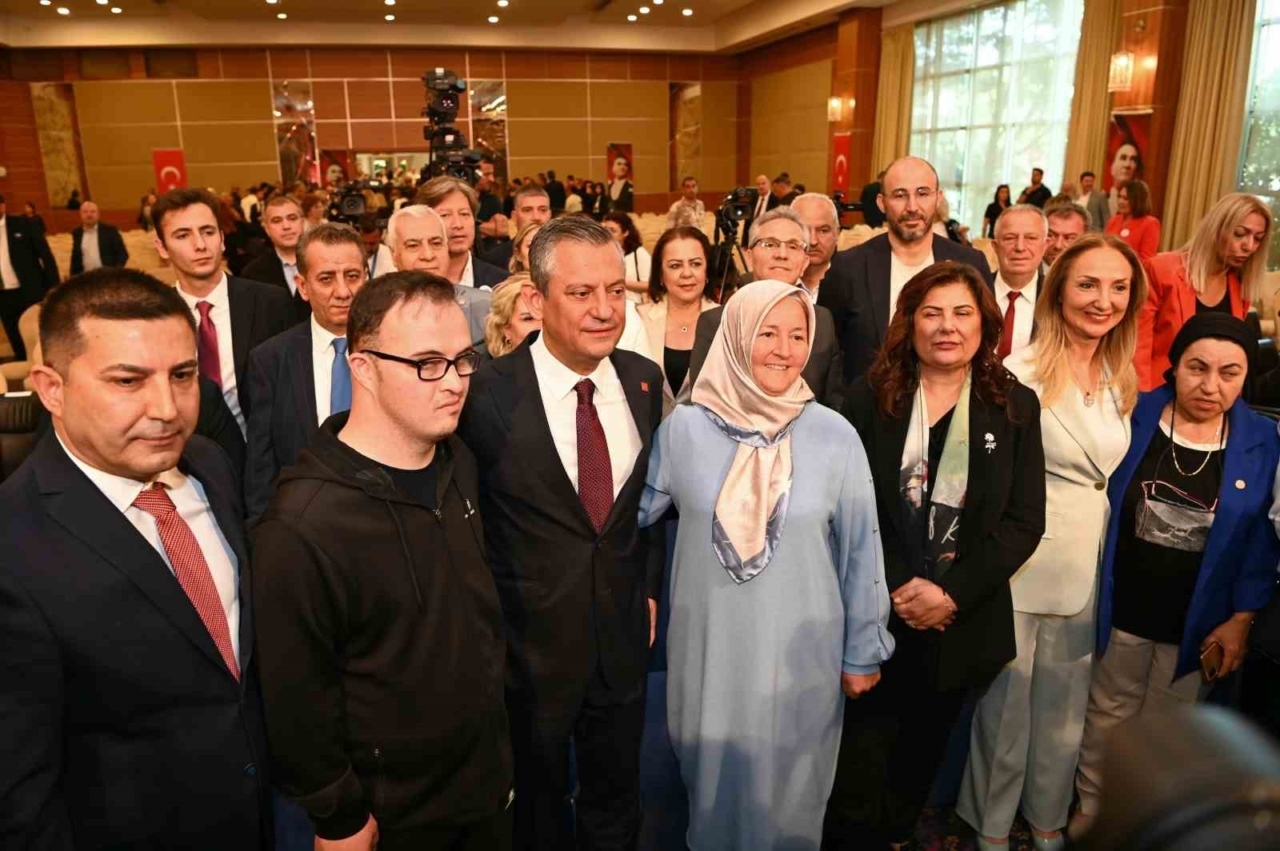 CHP Genel Başkanı Özel, Kuşadası’nda otizmli bireyler ve aileleri ile buluştu 1 CHP Genel Başkanı Özel, Kuşadası’nda otizmli bireyler ve aileleri ile buluştu