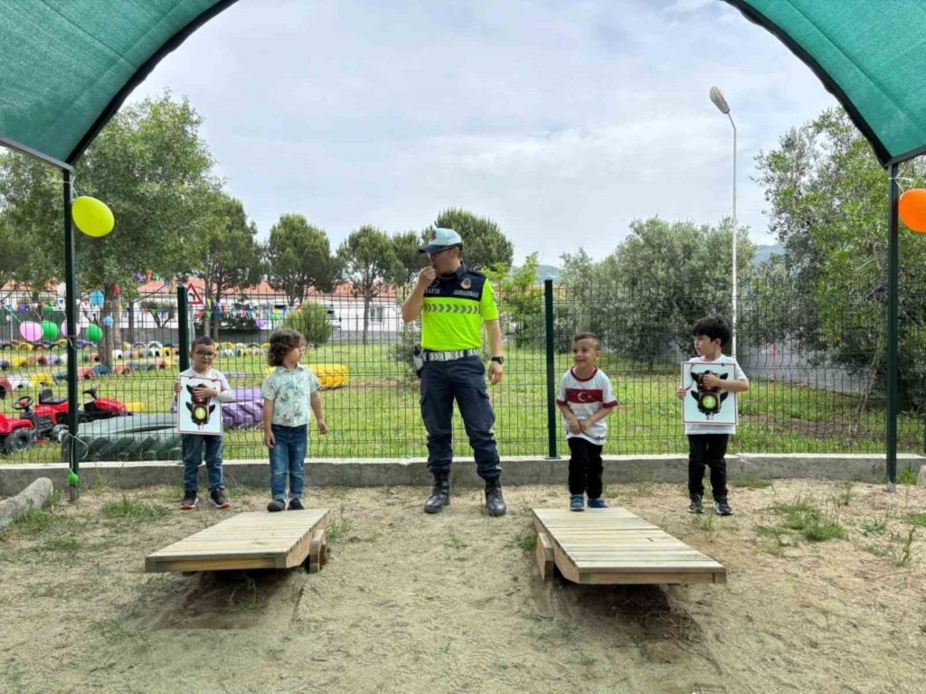 cinede anaokulu ogrencilerine trafik egitimi verildi 88de32812263