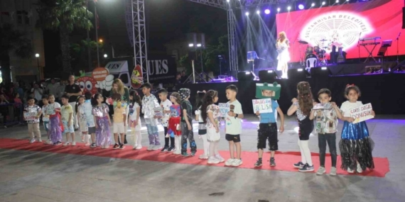 Çocukların geri dönüşüm defilesi beğeni topladı