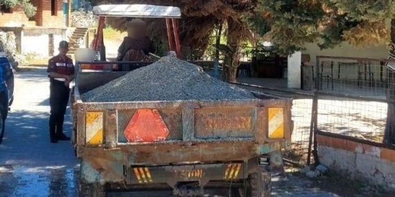 Dere yatağından kum alan şahıs jandarmaya takıldı