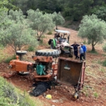 Devrilen traktörün altında kalan yaşlı kadın hayatını kaybetti 5 Devrilen traktörün altında kalan yaşlı kadın hayatını kaybetti