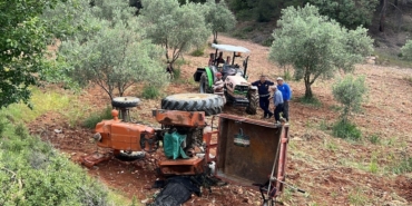 Devrilen traktörün altında kalan yaşlı kadın hayatını kaybetti 46 Devrilen traktörün altında kalan yaşlı kadın hayatını kaybetti