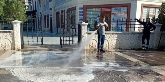 Didim’de caddeler köpükle temizlendi