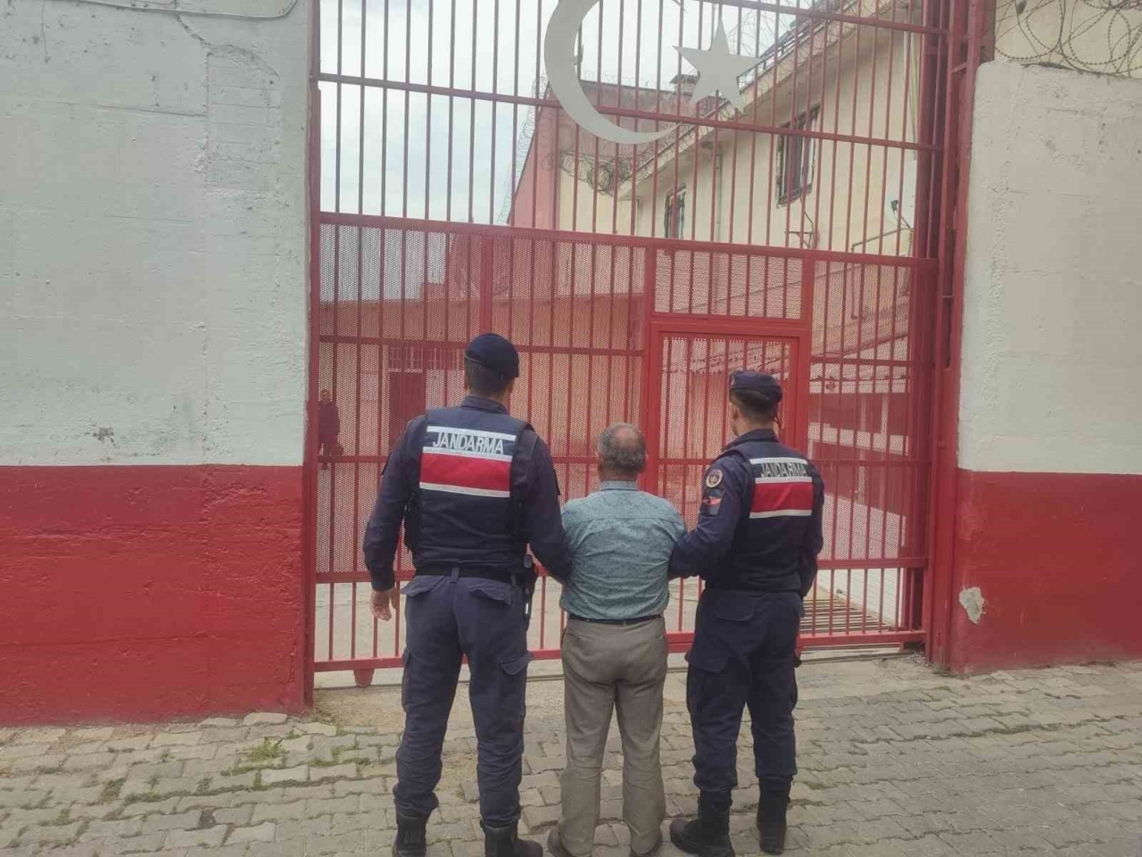 Efeler’de 11 yıl hapis cezası ile aranan şahıs yakalandı