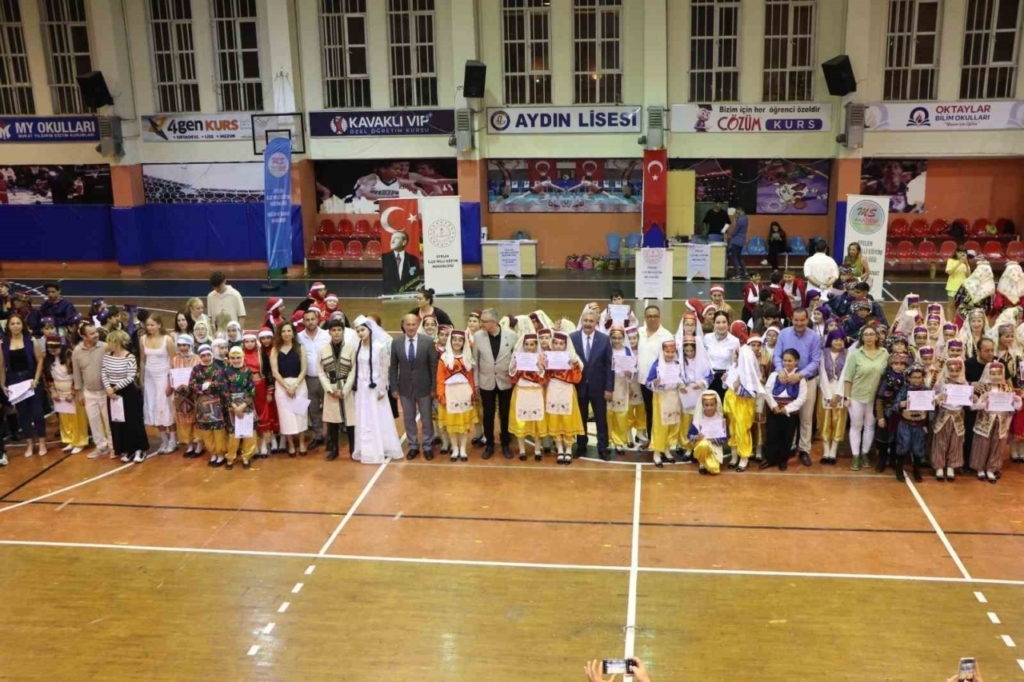 efelerde uluslararasi halk danslari festivali gerceklestirildi d8aa7729d2cf