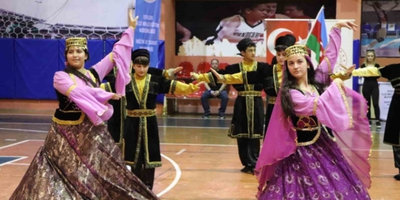 Efeler’de Uluslararası Halk Dansları Festivali gerçekleştirildi
