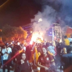 Galatasaray’ın şampiyonluğu Kuşadası’nda kutlandı 1 Galatasaray’ın şampiyonluğu Kuşadası’nda kutlandı