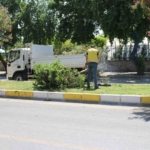 Hakimiyeti kaybolan minibüs refüjde asılı kaldı 1 Hakimiyeti kaybolan minibüs refüjde asılı kaldı