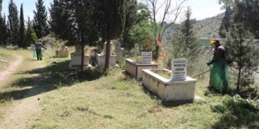 Koçarlı’da Kurban Bayramı öncesi mezarlıklarda temizlik seferberliği başladı 42 Koçarlı’da Kurban Bayramı öncesi mezarlıklarda temizlik seferberliği başladı