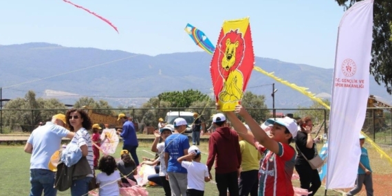 Köşk’teki uçurtma şenliğinde çocuklar doyasıya eğlendi