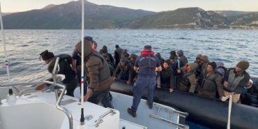 Kuşadası açıklarında 42 düzensiz göçmen kurtarıldı