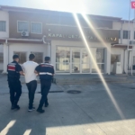 Kuşadası JASAT’tan sahilde operasyon: Aranan şahıs güneşlenirken yakalandı 1 Kuşadası JASAT’tan sahilde operasyon: Aranan şahıs güneşlenirken yakalandı