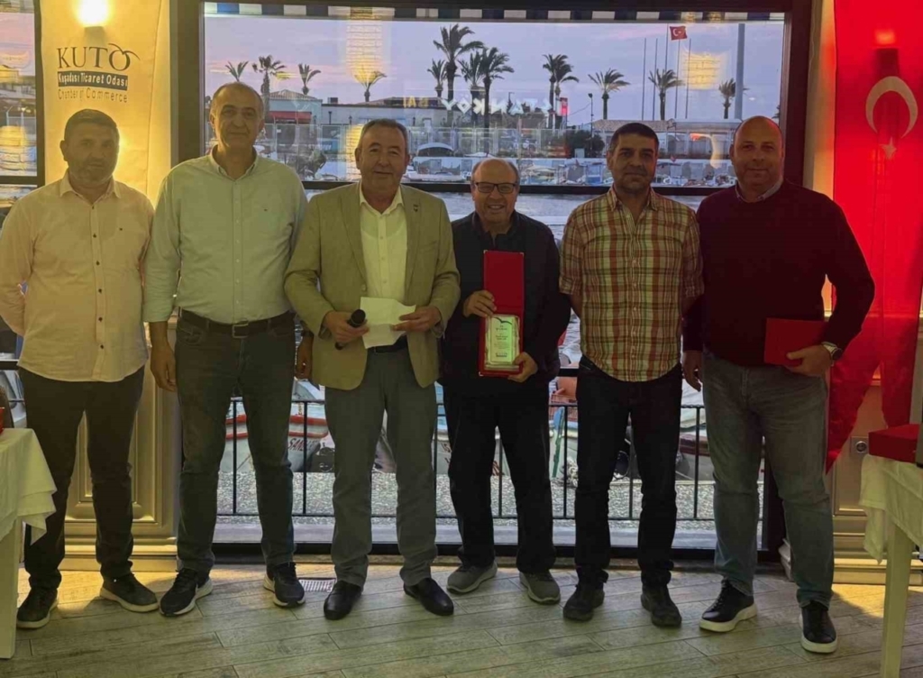 kusadasi ticaret odasinda meclis uyelerine plaket verildi 2431f116a529