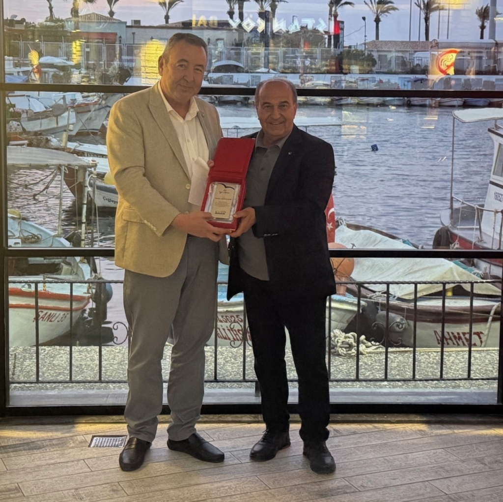 kusadasi ticaret odasinda meclis uyelerine plaket verildi 4e3cceeec401