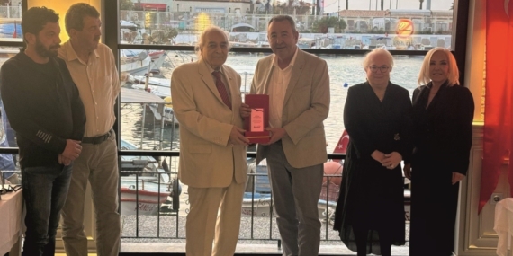 Kuşadası Ticaret Odası’nda Meclis Üyelerine plaket verildi