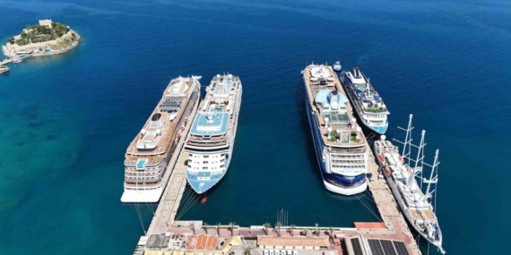 Kuşadası’na aynı anda 5 kruvaziyer demirledi
