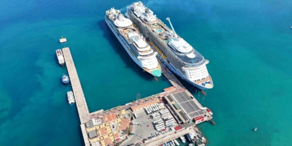 Kuşadası’na iki kruvaziyerle 6 bin 409 turist geldi