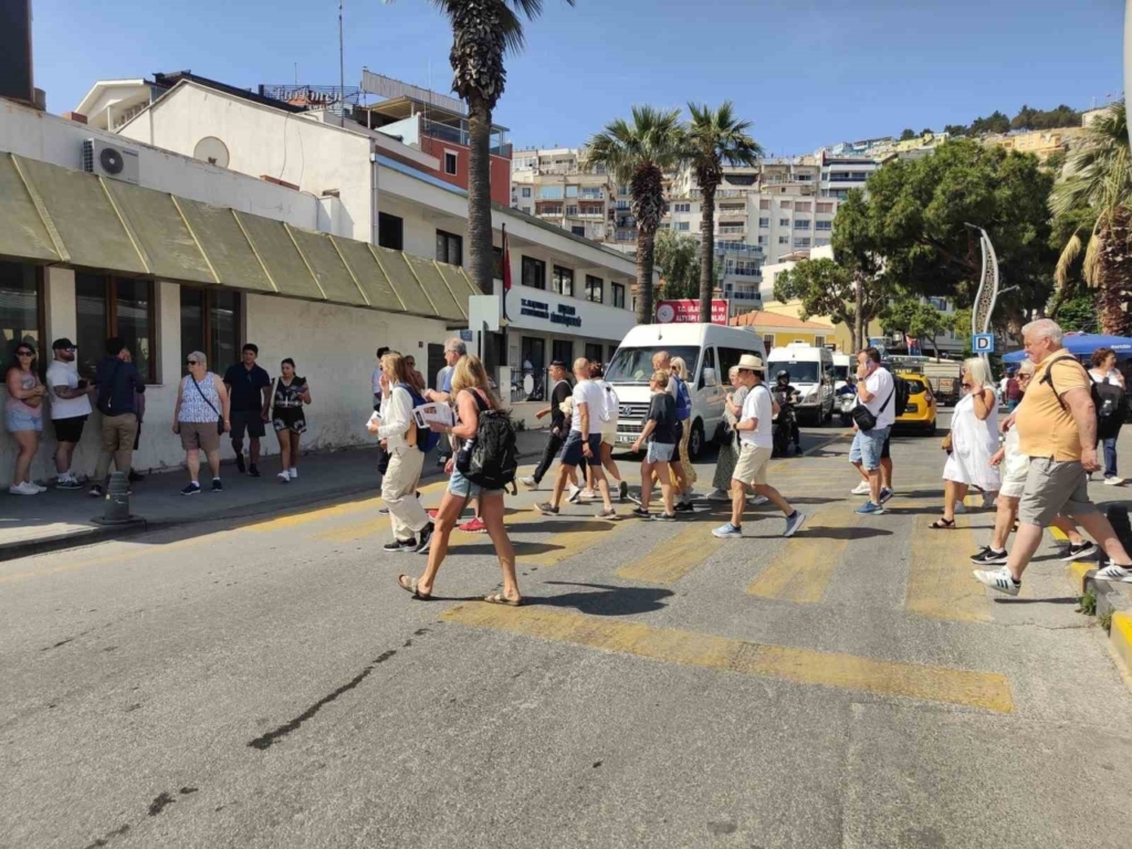 kusadasina iki kruvaziyerle 6 bin 409 turist geldi bacf11a97959