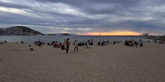 Kuşadası’nda masa ve sandalyesini alan deniz kenarına koşuyor