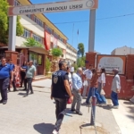 Lise önünde öğretmen ve kurye kavgası 6 Lise önünde öğretmen ve kurye kavgası