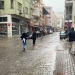 Meteorolojiden ’sarı kod’ uyarısı sonrası Aydın’da yağmur etkili oldu 2 Meteorolojiden ’sarı kod’ uyarısı sonrası Aydın’da yağmur etkili oldu